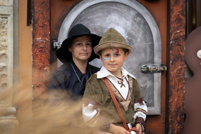 Richard und Anna Lippmann waren das erste Mal kostümiert bei Fabulix dabei. Der Backofen aus dem Märchen „Hänsel und Gretel“ bot also eine ideale Kulisse für Hexe und Hänsel.
