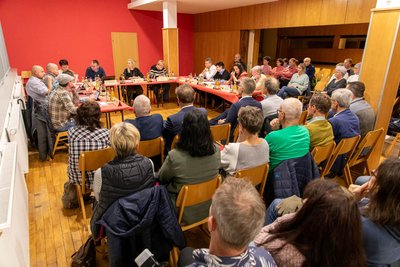 Die erste Gemeinderatssitzung mit der frisch vereidigten Bürgermeisterin fand wegen der zahlreichen Gäste im Kleinen Saal vom Stift in Auerbach statt.