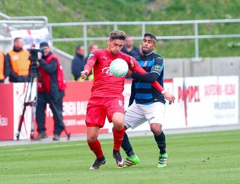 Jonas Nietfeld (Zwickau) behauptet den Ball vor Shawn Maurice Barry (Frankfurt).