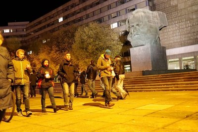 Die Protestierenden waren am Montagabend zunächst vor dem Karl-Marx-Monument an der Brückenstraße auf und ab gegangen, bevor ein Großteil von ihnen zum Neumarkt weiterzog.