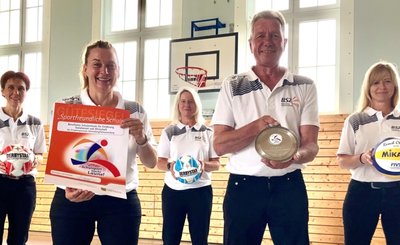 Die Lehrer Kerstin Becher und Thilo Knauft (vorn) sowie Anke Wartke, Constanze Sier und Kerstin Scheuring (hinten von links) freuen sich über das zweite Siegel als "Sportfreundliche Schule". 