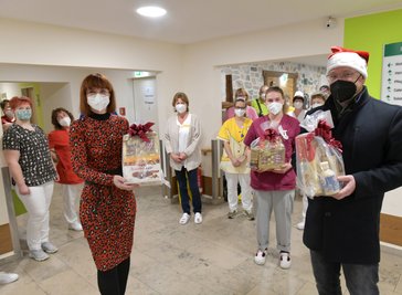 Im Seniorenheim "Johanna Rau" an der Kurt-Handwerk-Straße in Friedeburg wurde Sven Krüger von Leiterin Simone Schönfeld und ihrem Frühschichtteam begrüßt.