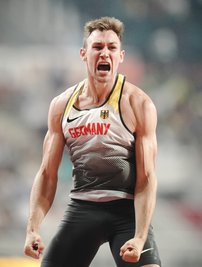 Niklas Kaul aus Deutschland jubelt nach seinem gelungenen Sprung im Stabhochsprung.