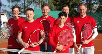 Franz Weise, Dominic Unger, Frederik Winkelmolen, Nasim Star, Marcus Zschiegner und Daniel Schilling (von links nach rechts) bilden mit David Potuzak und Jan Hruby (nicht im Bild) die erste Männermannschaft der Spielgemeinschaft 1. TC Zwickau/TC Sachsenring Zwickau.