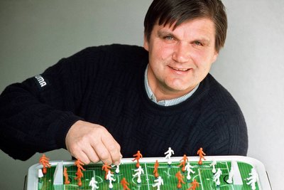 Hans Meyer beim Tischfußball