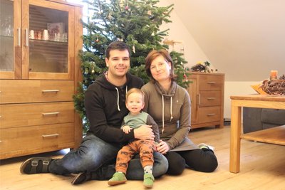 Tobias, Silas und Sarah Klotzsche (v.l.) aus Leubsdorf lassen ihren Weihnachtsbaum noch stehen.