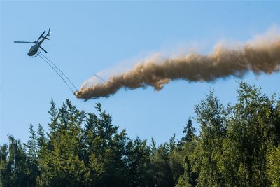 Bei Stollberg findet eine Waldschutzkalkung statt. Das Archivfoto zeigt eine solche Aktion im Oberen Erzgebirge.