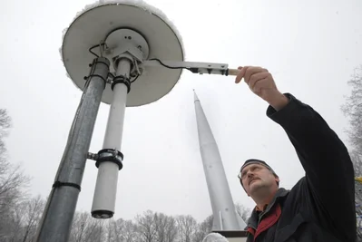 
              <p class="artikelinhalt">Angeblich zu ungenau: Die Wetterstation am Kosmonautenzentrum - im Bild Leiter Thomas Fankhänel - liefert keine Daten mehr für den Wetterdienst von Jörg Kachelmann. </p>
            