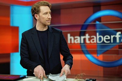 Louis Klamroth, neuer Moderator der ARD-Talkshow "Hart aber fair", soll bei den Vertragsverhandlungen mit ARD und WDR seine Beziehung zur Klimaaktivistin Luisa Neubauer verschwiegen haben. 