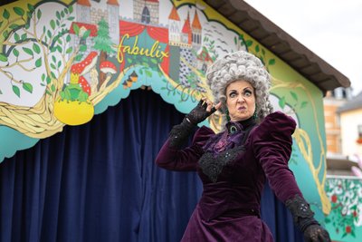 Lidia Buonfino ist extra aus Italien zu Fabulix angereist. Als Lady Tremaine, Aschenputtels Stiefmutter, begeistert sie die Besucher.