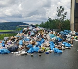 Der restliche Müll aus dem Laster, in dem auch die gefährlichen Chemikalien gelandet waren.