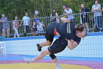 Aber auch sportliche Aspekte hat es gegeben. So hat sich der Pool kurzerhand in eine Arena verwandelt, in der Ringer des RV Thalheim ihren Sport in Form eines Showkampfes vorgestellt haben (im Bild links oben Cassidy Richter und Lilly Schneider)