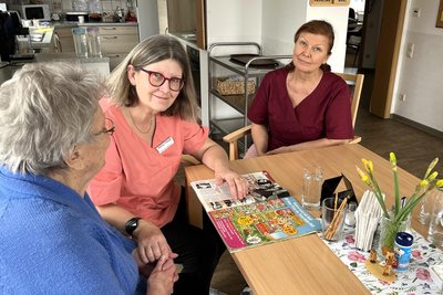 Amrei Helaß und Antonia Antypowa (r.) arbeiten in Stein in der Tagespflege.