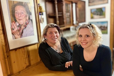 Cindy Kuch (l.) und Melissa Höhne am Tresen im „Molotow“. Die Kult-Kneipe in Neustädtel wollen sie ganz im Sinne der ehemaligen Pächterin Traudel betreiben. An die erinnert ein Bild.