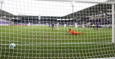 Cebio Soukou (19) erzielt für die Auer den Treffer zum 1:0.