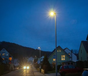 Auch entlang der Feldstraße in Flöha wurden neue LED-Leuchten montiert. Die Umrüstung in Plaue ist zum Großteil abgeschlossen. 