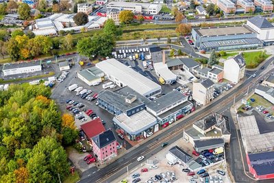 Der Anbau soll links des Stadtbadgebäudes entstehen. Dort befindet sich jetzt der Parkplatz (Bildmitte oben). Die Zufahrt erfolgt künftig über die Turnstraße. Allein deren Ertüchtigung kostet 2 Millionen Euro. 