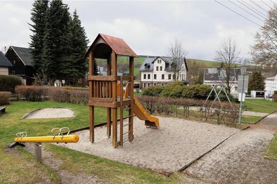 Die Spielgeräte auf dem Rathausplatz in Cranzahl sind in die Jahre gekommen. Sie sollen in diesem Jahr durch neue ersetzt und der Platz insgesamt neu gestaltet werden. 