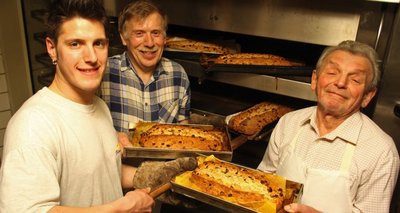 
              <p class="artikelinhalt">Die Bäckermeister Alfred, Bernhard und Marcus Scheer (von rechts) backen für die Stollenaktion des Gewerbevereins. </p>
            