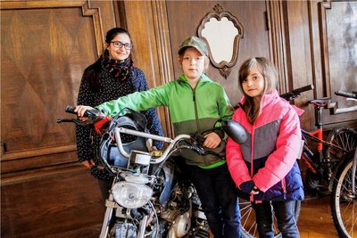 Der zehnjährige Dan-Chester (Mitte) wird bald Pocketbike fahren. Seine Mama Stephanie Beck, hier mit ihrer Tochter Khiara, ersteigerte das Bike für 45 Euro. 