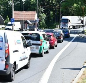 Stau an der provisorischen Ampel auf der B 173 in Oberschöna aus Richtung Oederan.