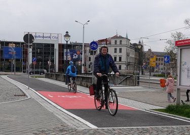 Auf dem kleinen neuen Teilstück an der Zentralhaltestelle ist der Radweg komfortabel und breit angelegt.