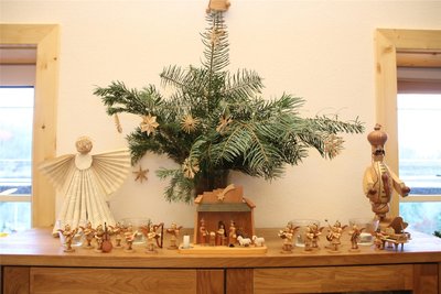 Selbstgebastelte Engel, Sterne oder Räuchermänner gehören zur Weihnachtsdekoration, die bei Familie Klotzsche aus Leubsdorf bis zum 2. Februar stehen bleibt.