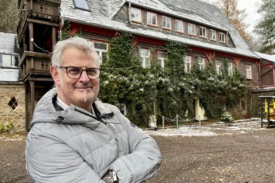 Falk Vierig, Bauunternehmer aus Steinbach, freut sich auf ein neues Kapitel fürs alte Hollandheim in Waschleithe.
