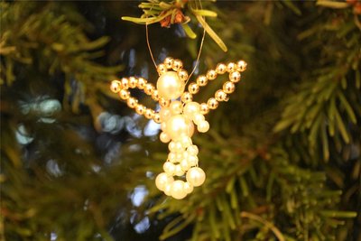 Selbstgemachte Engel aus aufeinandergereihten Perlen am Weihnachtsbaum der Familie Klotzsche aus Leubsdorf.