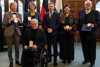 Regierungschef Michael Kretschmer (Mitte) überreicht Prof. Rainer Schade (v. l.) Gunda Röstel, Horst Wehner, Prof. Ina Nitschke und Roland Geistert am 26. Januar in Dresden den Verdienstorden der Bundesrepublik Deutschland.