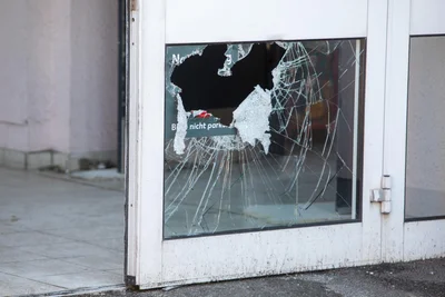 Die Täter verschafften sich durch den Personaleingang Einlass in das Marktgebäude.