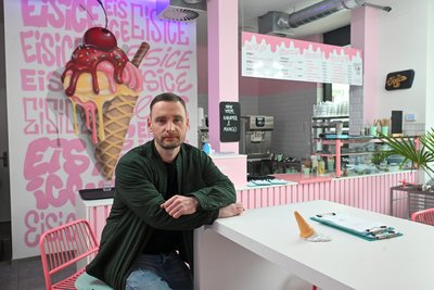 Felix Adler betreibt seit einigen Monaten auf dem Kaßberg sein Eisgeschäft.