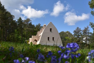Nicht so spektakulär wie die Sagrada Familia, aber auch von Gaudí gebaut: Das Xalet del Catllaràs in La Pobla de Lillet. Seine Attraktion liegt darin, dass kaum einer von seiner Existenz wusste - bis jetzt.