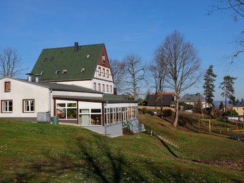Im Areal der "Walderholung" in Hohndorf - hier die rückwärtige Ansicht - sollen drei Flachbauten entstehen. Geplant ist, diese als Weiterbildungsort für Erzieher und für Schulklassen zu nutzen. 