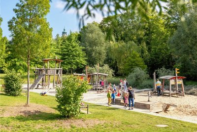 Für Familien, aber auch für Kindergruppen aus der Stadt und den Nachbarorten wie Ellefeld ist der Hofaupark mit seinen Spielmöglichkeiten ein beliebtes Ziel.