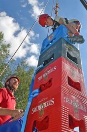 Tag der offenen Tür bei der Feuerwehr Halsbrücke. Julius versucht sich im Bierkastenklettern. 