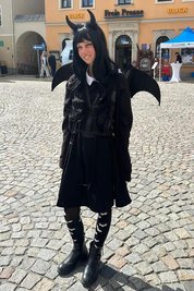 Samara Silze aus Neudorf liebt es, sich zu verkleiden. Alle vier Auflagen von Fabulix hat sie gemeinsam mit ihren Eltern besucht. Beim vorletzten Mal verkleidete sie sich als Schmetterling und dieses Jahr als Fledermaus. Seit Freitag war sie jeden Tag auf dem Märchenfilmfestival. Die 16-Jährige erfüllte am Sonntag auch gern Fotowünsche von Besuchern.