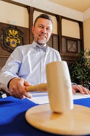 Holger Trautmann, Fachbereichsleiter innere Verwaltung in der Kreisstadt, schwang überzeugend den Auktionshammer. Und hatte sich eigens dafür in Schale geworfen. Er trug Fliege. 