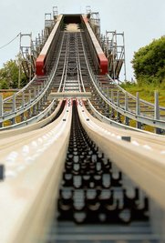 Auf der Fichtelbergschanze wird derzeit eine neue Anlaufspur verlegt. Bis zum Sommer-Grand-Prix Ende August soll alles funktionstüchtig sein. Die Anlage bleibt Eigentum der Stadt, denn eine Betreibergesellschaft für alle Leistungssportanlagen wird es in absehbarer Zeit nicht geben.