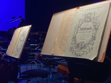 Am Montagabend auf den Pulten der Erzgebirgischen Philharmonie im Theater Annaberg-Buchholz: die 6. Sinfonie von Peter Tschaikowski