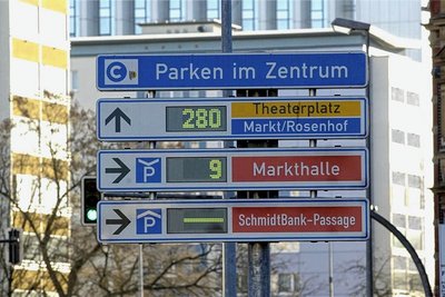 So funktionierte das Parkleitsystem in der Innenstadt: Es zeigte die Anzahl der zur Verfügung stehenden Stellflächen in der Stadt an. 