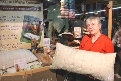 Andrea Lange möchte ihre Bettwaren, gefüllt mit Alpakawolle, nicht vermissen.