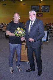 Mit einem Blumenstrauß begrüßte der scheidende Landrat Matthias Damm seinen Nachfolger im Amt Dirk Neubauer. 