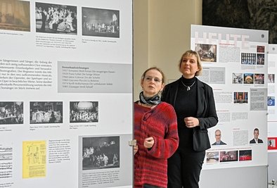 Christiane Barth und Petra Koziel forschen seit Jahren zur Geschichte des Opernchores. Jetzt haben sie eine Ausstellung erarbeitet.