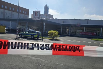 Der Parkplatz des Kaufland-Komplexes blieb am Samstagvormittag weiträumig abgesperrt.