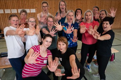 Teilnehmerinnen am Selbstverteidigungs-Workshop in der Turnhalle der Oberschule in Rochlitz.
