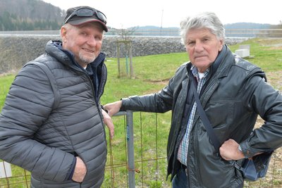 Talsperre Lichtenberg im Erzgebirge: Die früheren Bauarbeiter Jürgen Gierlings (rechts) und Reiner Emmrich vor der Baustelle, an der derzeit der Staudamm saniert wird.