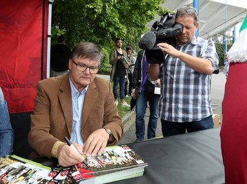 Hans Meyer schreibt Autogramme in Nürnberg