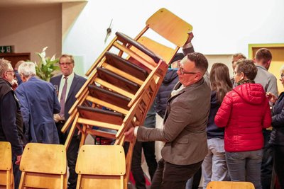 Eine echte Hilfe für seine Frau, die neue Bürgermeisterin: Ehemann Raphael Prieztel hilft beim Aufräumen im Kleinen Saal des Stifts in Auerbach.