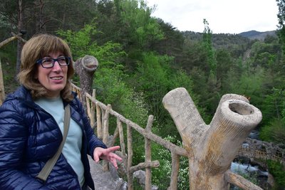 Tourismusbeauftragte Eva Canudas Coma in den Artigas-Gärten in La Pobla de Lillet. Geländer und Pfosten tragen eindeutig Gaudís Handschrift.